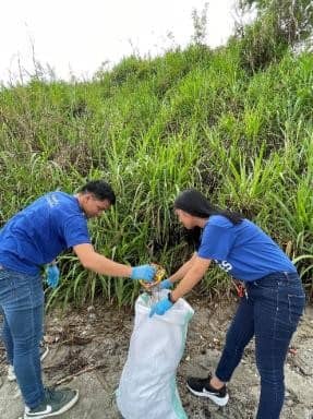 SM City Olongapo Downtown and SM City Olongapo Central volunteers clear-up the shoreline of Parola in Brgy. Kalaklan.